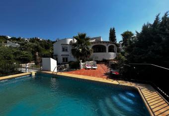 Magnifique villa avec piscine vue mer has Balcony rooms