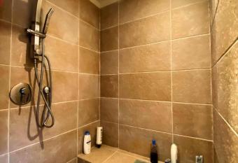 Ofek s place - Jaffa Courts has rooms with a private hot tub