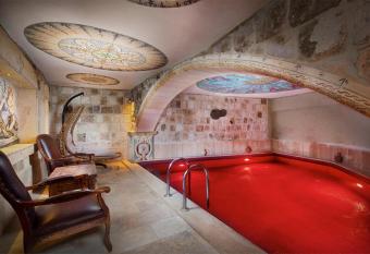Capp Royal Cave HOTEL has rooms with a private hot tub