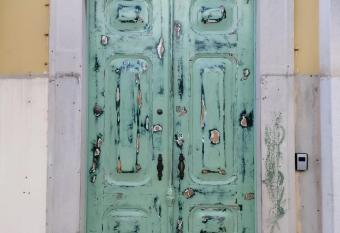 St. Ant  nio 49 allows 18 year olds to book a room