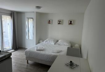 Studio calme et ind  pendant proche Tours has Balcony rooms