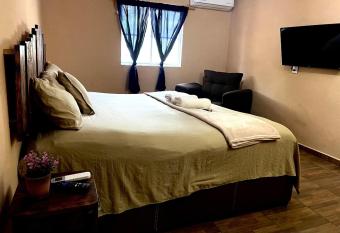 Departamento con clima y Alberca has Balcony rooms