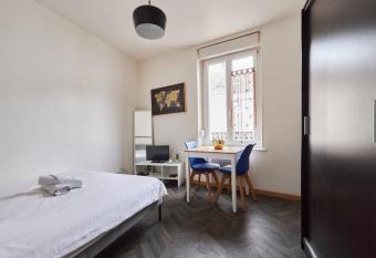 Le Cernay - T1 - 5 mins de la Cath  drale allows 18 year olds to book a room