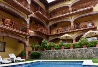 Posada Rincon Magico allows 18 year olds to book a room