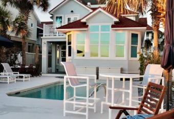 Private Pool, Private Beach, Family & Friend Vacay has Balcony rooms