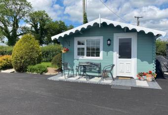 Adorable Cabin in the Countryside has Balcony rooms