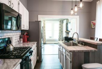 Churchill Downs House Minutes from the track has Balcony rooms