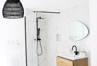 Maison atypique entre ville et montagne allows 18 year olds to book a room