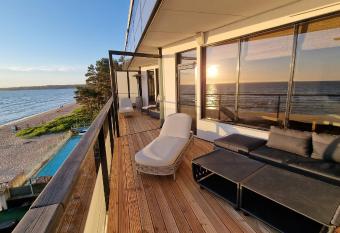 Pirita Beach View Suites has rooms with a private hot tub