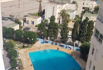 Appartement 2 chbres bord de mer avec option piscine   t   Avec WIFI Sur corniche de Tanger has Balcony rooms