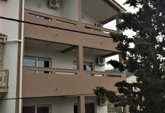 Apartments Orhideja allows 18 year olds to book a room