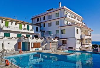 Hotel Ariston Montecarlo allows 18 year olds to book a room