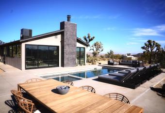 Amaru Muru ~ Luxury Retreat with Pool/Hot Tub/Yoga has rooms with a private hot tub