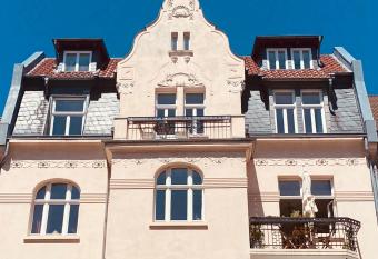 Jugendstil-Altbauwohnung mit Dachterrasse direkt an der Karlsaue has Balcony rooms
