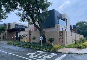 The Block - Unit B has Balcony rooms