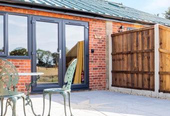 Muntjac View, Beechcroft Barns, Cawston, Norfolk has Balcony rooms