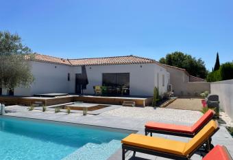 Magnifique villa avec piscine / jacuzzi / brasero allows 18 year olds to book a room