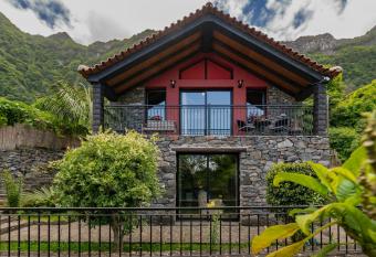 Casa de Campo Arco de S  o Jorge by An Island Apart allows 18 year olds to book a room