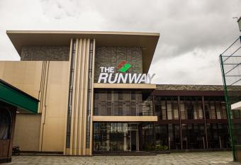 THE RUNWAY HOTEL has Balcony rooms