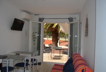 r  ve m  diterran  en, La vie est belle has rooms with a private hot tub