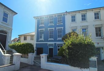 Swanky Pad-free carpark. E-Car charger. Train Station 2m Walking allows 18 year olds to book a room