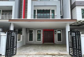 Malacca Three Storey Holiday House has Balcony rooms