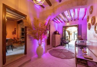 Jardines de Col  n has Balcony rooms