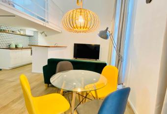 Duplex-Ceiling height 1,9m-Free private parking-Netflix-Self check in !! Duplex climatis  -Hauteur sous plafond 1,9m-Parking priv   gratuit-Netflix-Arriv  e autonome !! has rooms with a private hot tub