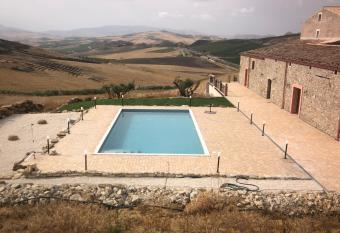 Masseria Baglio Perciata has rooms with a private hot tub