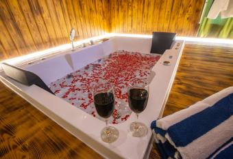 Cheerful 2-bedroom near Auro Beach has rooms with a private hot tub