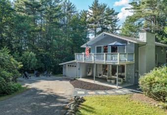 Gunstock & Lakes Region Year Round Chalet has Balcony rooms