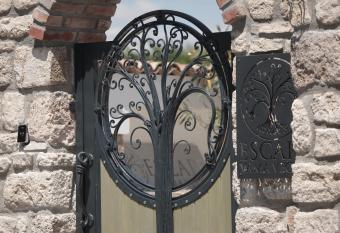 Hotel Escape Vama Veche allows 18 year olds to book a room