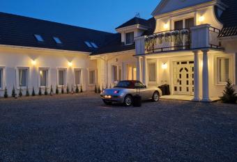 Dworek MARINO KO  OBRZEG has Balcony rooms