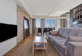 Plajhome has Balcony rooms