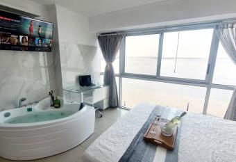 Ecusuites Studio Two Riverfront con Jacuzzi Hidro Privado has rooms with a private hot tub