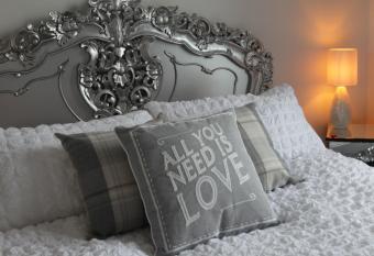 Ugthorpe Lodge Hotel allows 18 year olds to book a room