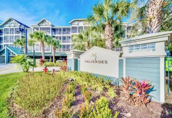 2BR - 1King - 2Queens with Pool and Hot Tub near Disney has rooms with a private hot tub