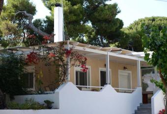 Nick s Summer House has Balcony rooms