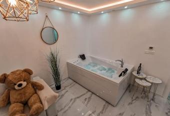 Teddy Bear Apartment Sarajevo has rooms with a private hot tub