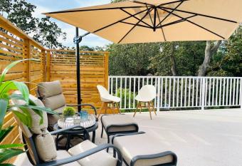 Stylish Cozy one bedroom studio with free parking allows 18 year olds to book a room