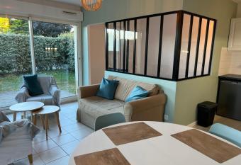 Appartement plage restaurant et parking privatif has Balcony rooms