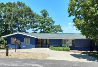 In the heart of Osage Beach! 3bdrm/2bth has Balcony rooms