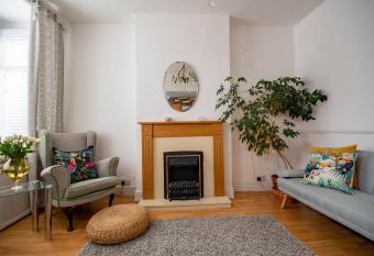 Home from Home near HS2, Heartlands Hospital, Star City, & the Fort with Free parking and WiFi allows 18 year olds to book a room