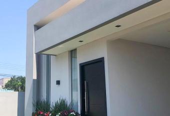 Casa de F  rias com Piscina em Bombinhas allows 18 year olds to book a room