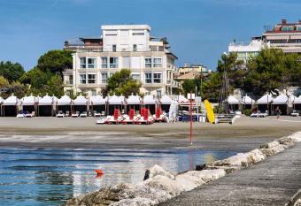 Hotel Petit Palais has Balcony rooms