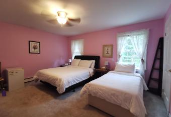 Diana's Beauty House has rooms with a private hot tub