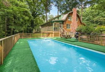 Cozy Home W/Pool & HotTub -30 Min from Dtn Atlanta has rooms with a private hot tub