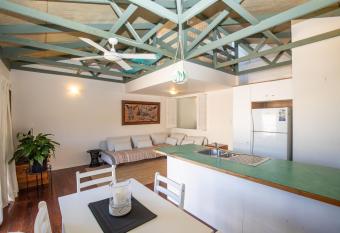SHEOAKS - Funky 2 bed unit + 100m to beach + pool allows 18 year olds to book a room