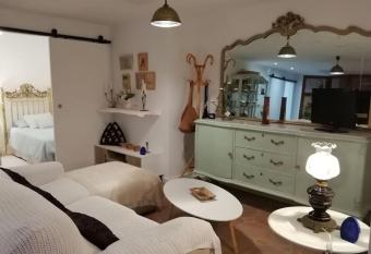 Mi refugio allows 18 year olds to book a room