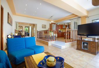 Gold n Blu Petalidi has Balcony rooms